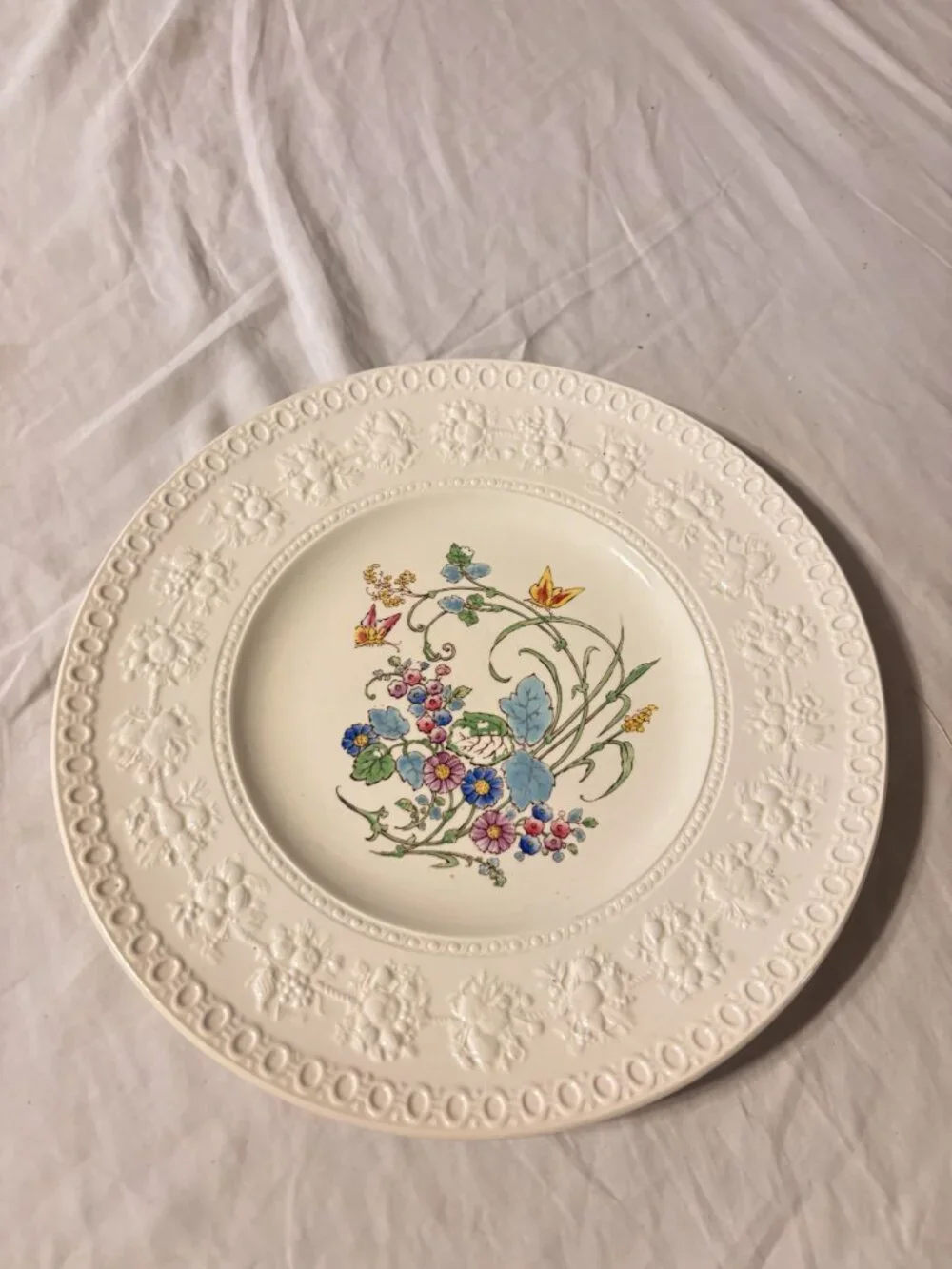 Wedgwood Wellesley Pattern 934 Floral Embossed Dinner Plate Made In England 10.5